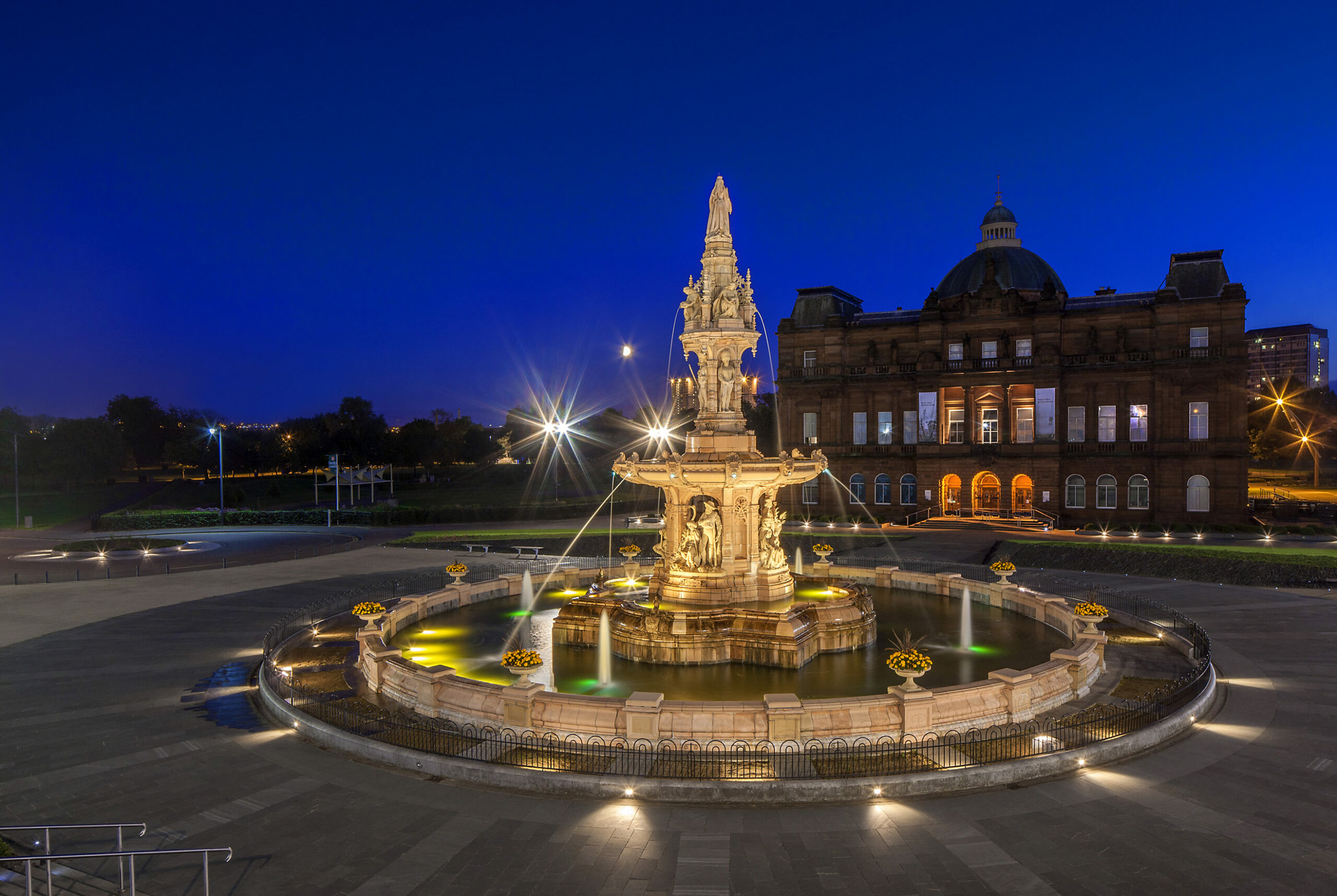 DOULTON FOUNTAIN, QUEEN VICTORIA, PEOPLES PALACE, GLASGOW GREEN